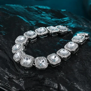 Makro-Detail eines luxuriösen Armbands mit quadratischen Kristallen auf schwarzem Stein