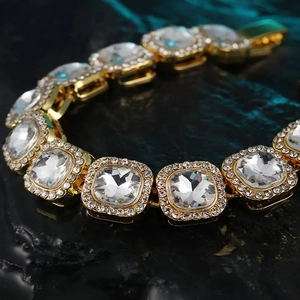 Luxuriöse goldene Panzerkette mit quadratischen Kristallen und Pavé-Diamantfassung