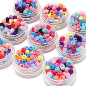 Mischung aus bunten 4mm Acryl-Zylinderperlen in Boxen für DIY Schmuckherstellung