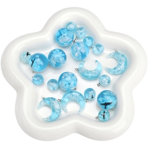 Colgantes de resina cielo azul con nubes blancas y aves para creación de joyería artesanal