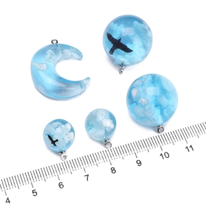 Colgantes de resina cielo azul con nubes blancas y aves para joyería artesanal