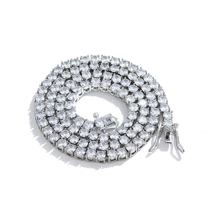 Versilberte 4mm Tennis-Halskette mit funkelndem Zirkonia, spiralförmig auf weißem Grund