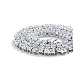 Detailansicht der 4mm Tennis Kette in Silber mit Zirkonia und Sicherheitsverschluss