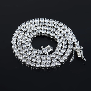 Nahaufnahme der 4mm Silber-Tenniskette mit Zirkonia-Inlay und Schmuckverschluss