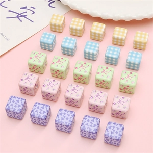 25-teiliges Set aus 14x14mm Acrylperlen mit Karo- und Blumenmuster für DIY-Schmuck