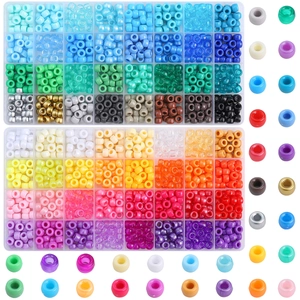 Vue détaillée de 72 couleurs de perles arc-en-ciel avec boîtes pour bijoux DIY