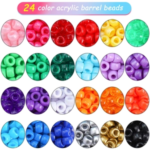 Vue macro de 24 perles barils colorées en acrylique dans une grille professionnelle