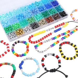 Détail macro du kit de perles arc-en-ciel DIY avec perles alphabet colorées pour bijoux