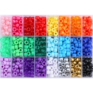 Perles Pony en Acrylique Perles de Lettres d'Alphabet Kit de Fabrication de Bijoux DIY Perles de Bricolage Arc-en-Ciel Multicolores Avec Boîte de Rangement à Compartiments pour Collier Bracelet Décoration Femme Enfants