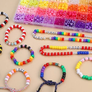 Kit de perles arc-en-ciel DIY avec lettres et cordon dans une boîte de 24 cases