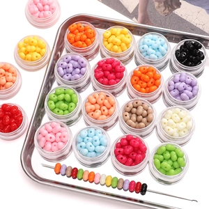 Set di perline acriliche colorate 8x5mm con contenitori trasparenti e ago infilaperle