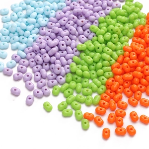 Perline colorate in acrilico 8x5mm a forma di arachide in blu viola verde e arancione