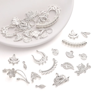 Macro-opname van zilveren lotus- en bladhangers voor handgemaakte DIY-sieraden