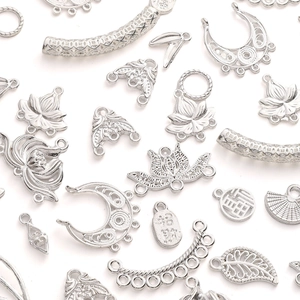 Macro-detail van zilveren lotus- en maanhangers voor DIY-sieraden met Fu-karakters