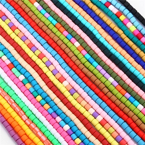 Gedetailleerd overzicht van kleurrijke 6mm polymeerklei cilinderkralen voor DIY-sieraden