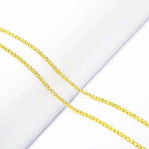 Macro-detail van een 2mm gouden tennisketting met fonkelende kristallen strass voor DIY