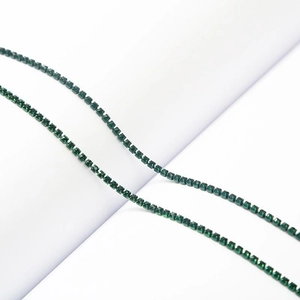 Detail van 2,4 mm groene strass-ketting met dichte klauwzetting voor DIY-sieradenprojecten