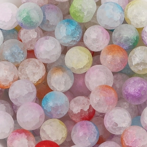 Makroaufnahme bunter Glasperlen mit Crushed-Optik und matter Textur für DIY-Schmuck