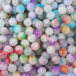 Makroaufnahme bunter gefrosteter Eis-Crackle-Glasperlen für DIY-Schmuckherstellung
