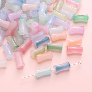 Vista ravvicinata di perline di vetro smerigliato 6x12mm con glitter per gioielli fai da te