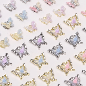 Macro di ciondoli a farfalla 3D colorati con dettagli di rose e strass scintillanti