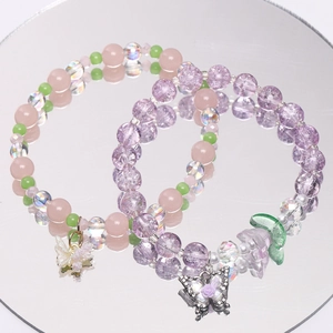 Braccialetti di perle fatti a mano con ciondoli a farfalla pastello e dettagli floreali