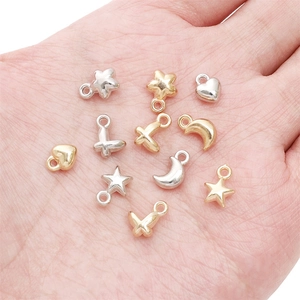 Assortiment gouden en zilveren DIY-hangers in de vormen hart, ster en maan voor sieraden