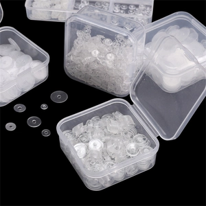 Gros plan de joints en plastique transparent et de bouchons d'oreilles dans une boîte
