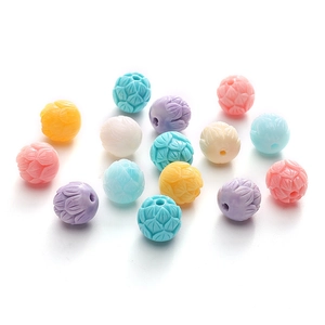 Vue macro de perles en résine colorées avec lotus sculpté pour la création de bijoux DIY