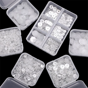 Entretoises transparentes en plastique pour bijoux rangées dans des boîtes
