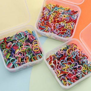 DIY-set met kleurrijke metalen oogpennen en buigringen in plastic opbergdozen