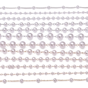 Dettaglio di catene di perle ABS bianche con anelli in oro e argento per gioielli DIY