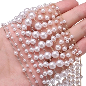 Vista dettagliata di catene di perle ABS crema con maglie oro e argento per gioielli fai-da-te