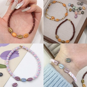 Macro-detail van acryl koffieboon kralen met realistische textuur voor DIY-sieraden