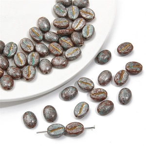 Macro-opname van 8x10mm acryl koffieboon kralen met vintage brons oxidatie textuur