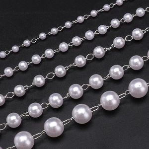 Perle bianche ABS lucide con catena in metallo argento in quattro diversi diametri
