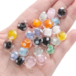 Cuentas de vidrio de colores hechas a mano con ondas y puntos para crear joyas DIY