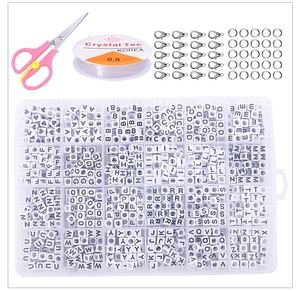 Detalle del kit de joyería de 24 compartimentos con cuentas de letras, tijeras e hilo