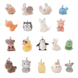 Collectie van 18 kleurrijke geflockte dierenhangers met zilveren ringen voor DIY-sieraden