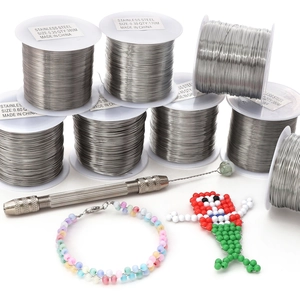 Détail des bobines de fil à perles en acier inoxydable et du kit de perçage manuel DIY