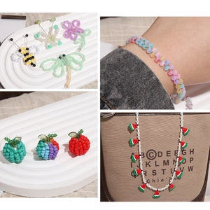 Bijoux colorés en perles faits main avec breloques animaux et fruits sur présentoirs