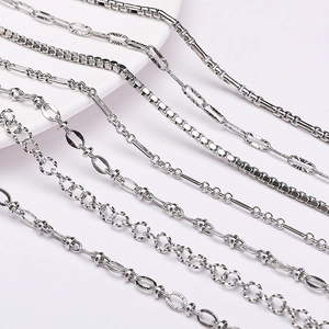 Vue détaillée de divers styles de chaînes en acier inoxydable pour bijoux DIY