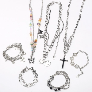 Détail de colliers à breloques en acier inoxydable et de bracelets en perles pour bijoux DIY