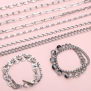 Assortiment de chaînes O et chaînes à lèvres en acier inoxydable sur fond rose