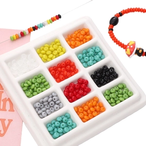 Detailweergave van 12-kleuren glaskralen set voor DIY sieraden maken in een opbergtray