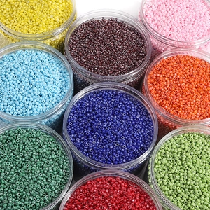 Perles de verre colorées de 3mm à 4mm en pots transparents pour la création de bijoux