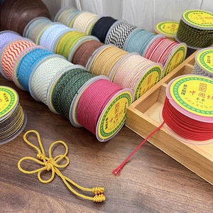 Gros plan de bobines de fil de nylon coloré pour bijoux DIY et nœuds chinois tressés