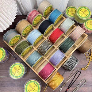 Gros plan de bobines de cordon en nylon coloré dans un plateau pour bijoux DIY