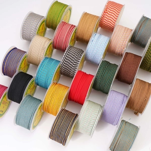 Bobines de fil en nylon tressé coloré pour création de bijoux DIY sur fond blanc