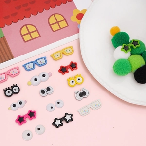 Vue détaillée d'yeux en résine acrylique colorée et lunettes pixel pour artisanat DIY